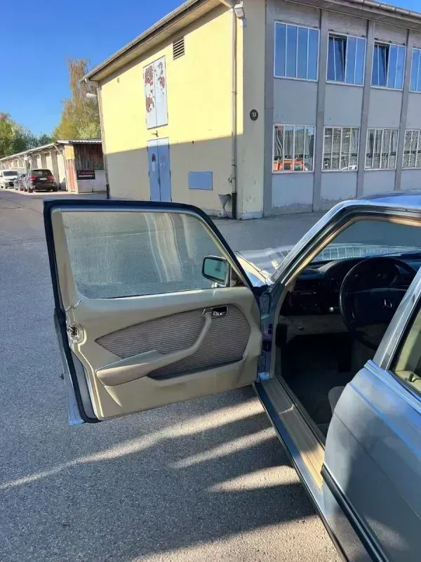 Vehicle photo 12