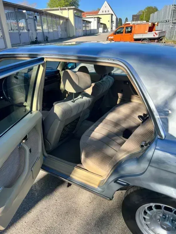 Vehicle photo 18