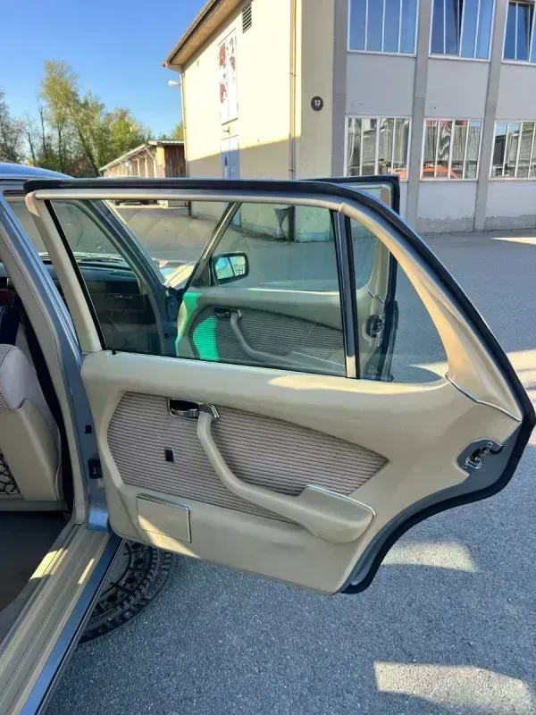 Vehicle photo 20