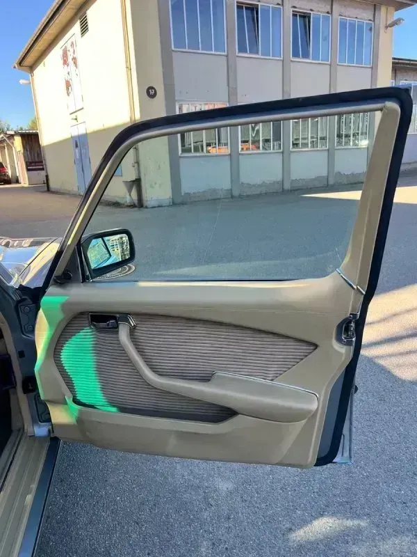 Vehicle photo 23