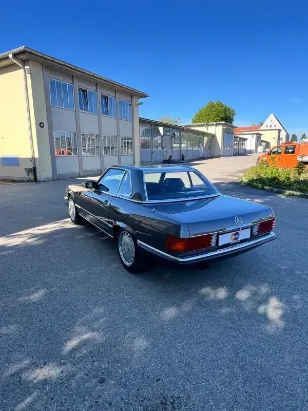 Vehicle photo 11