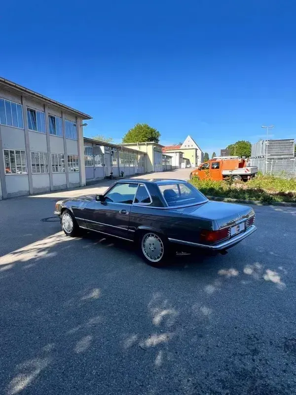 Vehicle photo 18