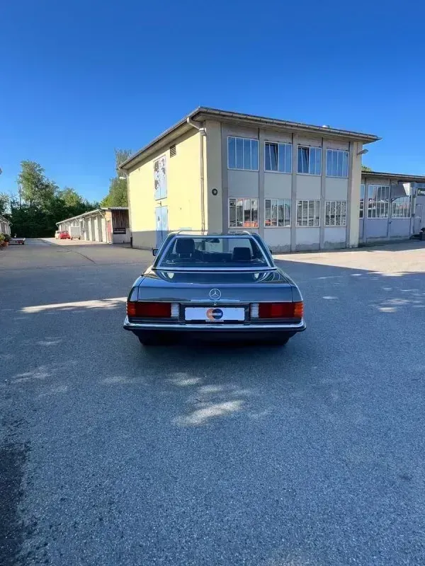 Vehicle photo 21