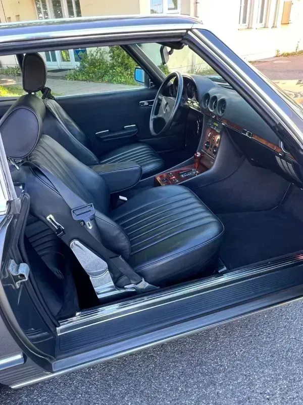 Vehicle photo 29