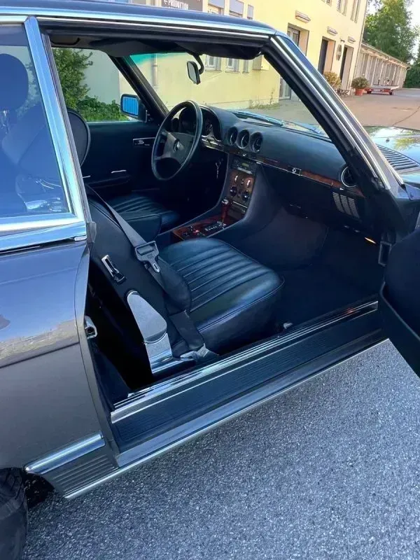 Vehicle photo 30